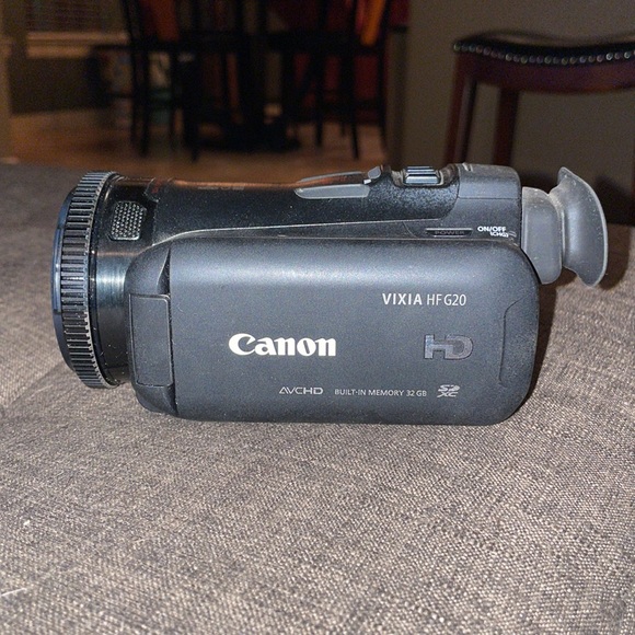 Canon VIXIA HF G20 Camcorder with 10x HD Video Lens (30.4mm-304mm) - Picture 5 of 12